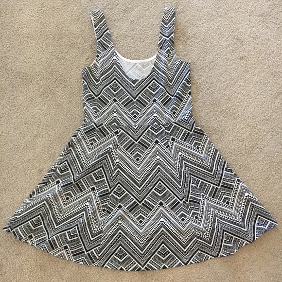 H&M Black and White Tribal Print Jersey Dress - Picture 2 of 3
